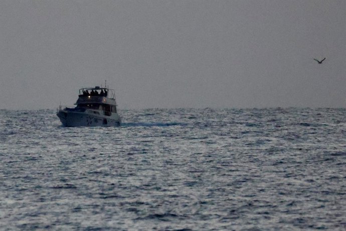 ASHDOD, 20 de maio de 2026  -- Um barco da frota de ajuda humanitária com destino a Gaza, após ter sido interceptado pela Marinha israelense, é escoltado em direção ao porto israelense de Ashdod, em Israel, em 19 de maio de 2026. Israel informou na noite 