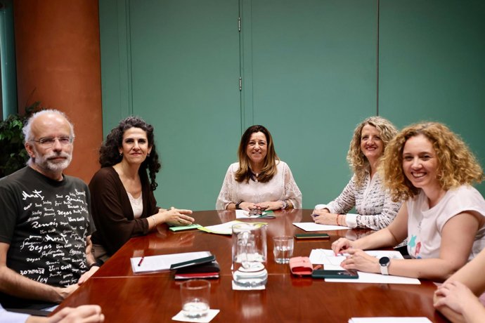 La consejera en funciones de Desarrollo Educativo y Formación Profesional, María del Carmen Castillo, con representantes del Colegio de Periodistas de Andalucía.
