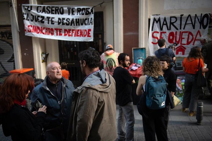 El pensionista Mariano Ordaz (2i) conversa con varias personas, a 6 de mayo de 2026, en Madrid (España). 
