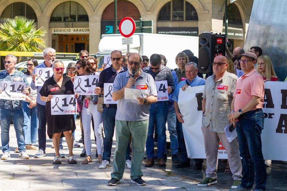 El secretario de salud laboral de CCOO Aragón, Luis Clarimón, durante su intervención en la lectura del manifiesto con motivo de la concentración para lamentar una nueva muerte de una persona en su puesto de trabajo.