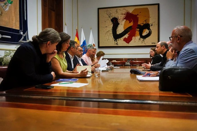 Reunión entre el Ayuntamiento de Santa Cruz de Tenerife y el Obispado para coordinar la visita del Papa a la ciudad