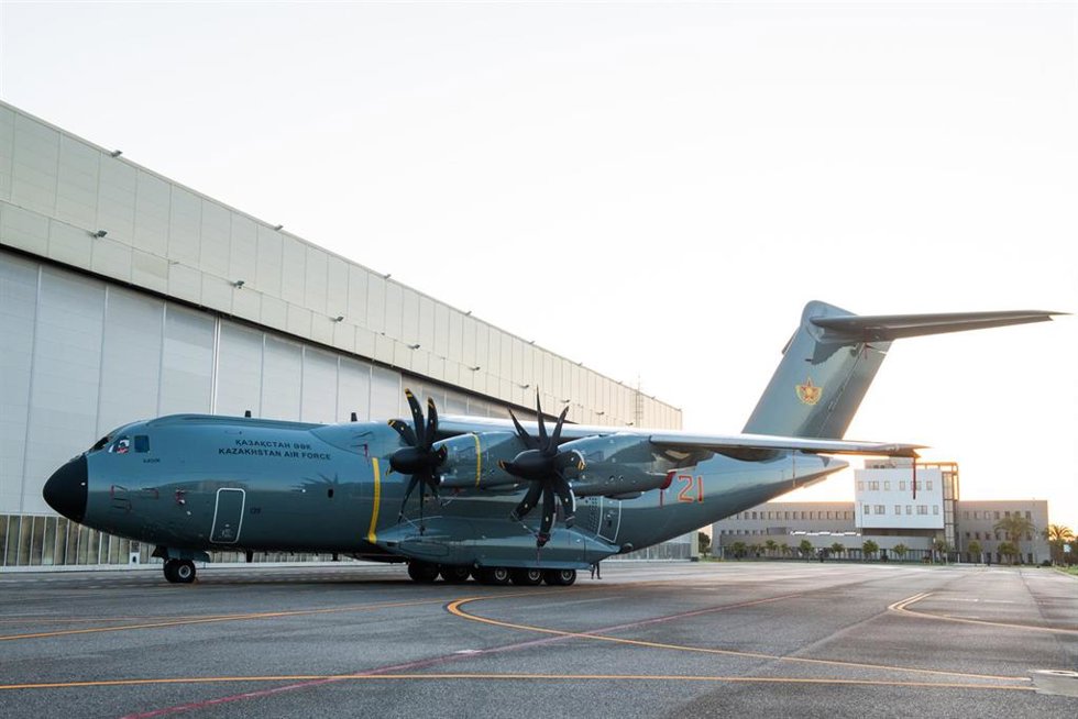 Archivo - Imagen de archivo. Un A400M para Kazajistán tras salir del taller de pintura de las instalaciones de Airbus.