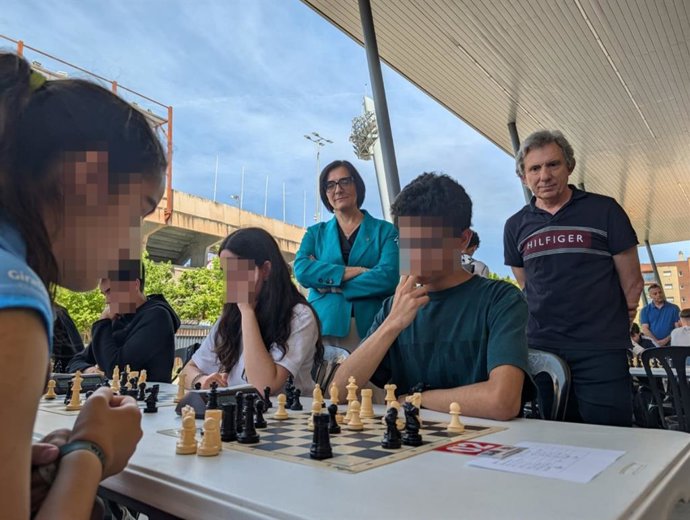 El IES Miguel de Cervantes de Granada ha reunido a 156 jugadores de 19 centros educativos de la provincia en su IV Torneo Cervantino de Ajedrez, evento al que ha asistido la delegada de Desarrollo Educativo y FP de la Junta, María José Martín.