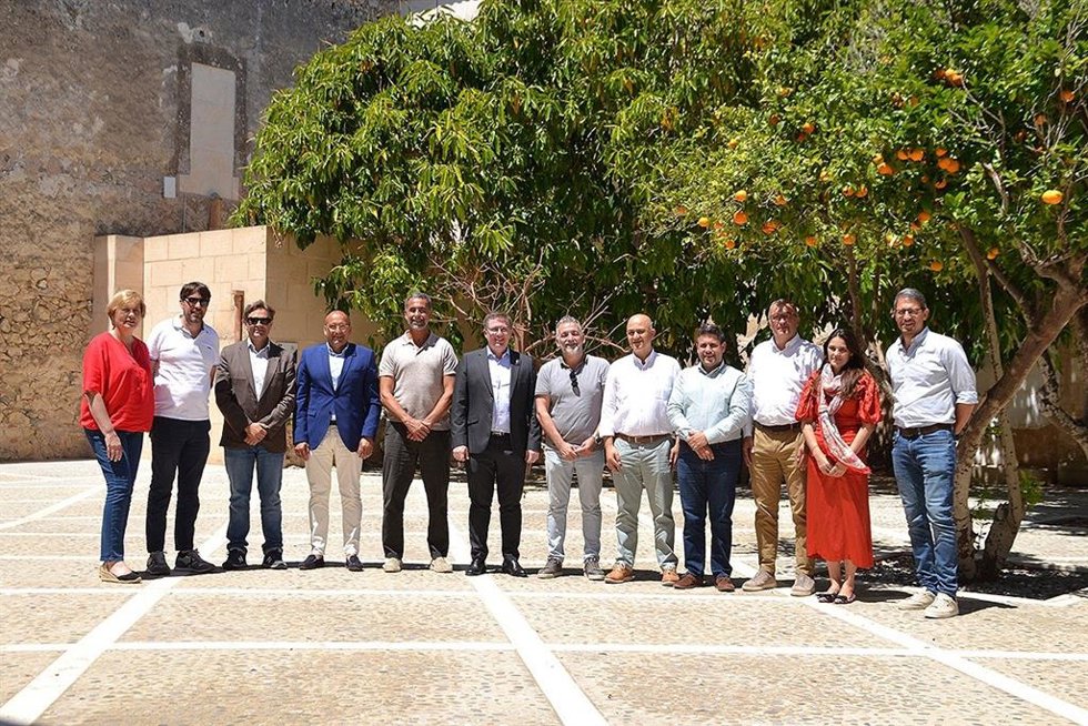 El conseller insular de Turismo, Guillem Ginard, reunido con los alcaldes de la Mancomunitat des Pla.