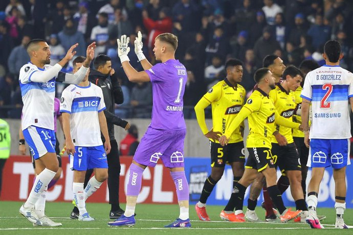Futbol, Universidad Catolica vs Barcelona SC. Copa Libertadores 2026. Los jugadores de Universidad Catolica celebran el triunfo durante el partido de la fecha 5 del grupo D de la Copa Libertadores contra Barcelona SC disputado en el estadio Claro Arena