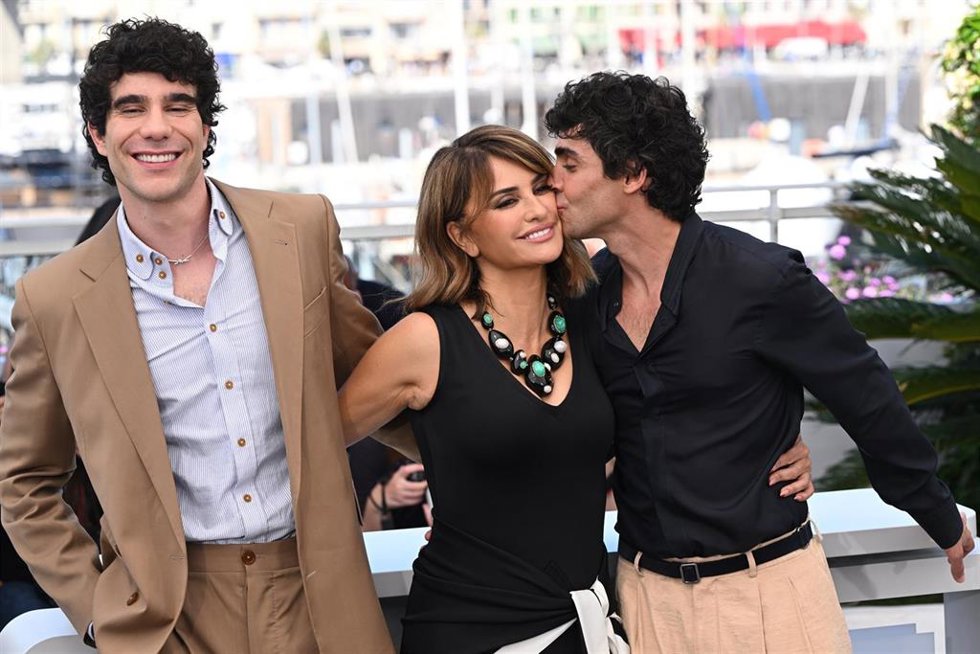 22 May 2026, France, Cannes: (L-R) Spanish actor Javier Calvo, Spanish actess Penelope Cruz and Spanish writer Javier Ambrossi attend the photocall for the film The Black Ball (La Bola Negra) during the 79th Cannes Film Festival. Photo: Doug Peters/PA Wir
