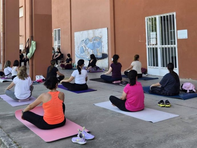 Mujeres paticipan en los talleres socioculturales organizados por la Delegación de Participación Ciudadana del Ayuntamiento de Córdoba durante el curso 2025-2026.