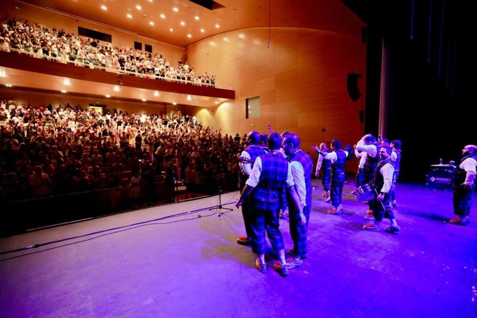 Imagen de la actuación de la Comparsa 'El Patriota', en el Auditorio Riberas del Guadaíra.