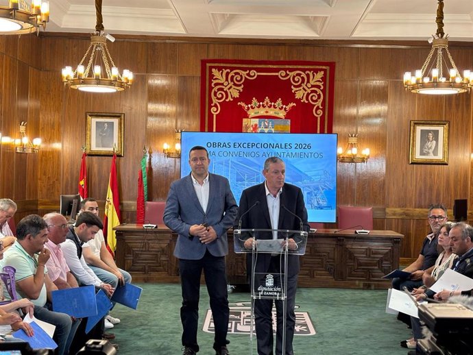 El presidente de la Diputación de Zamora y el diputado de Obras durante el acto con de firma de los convenios.