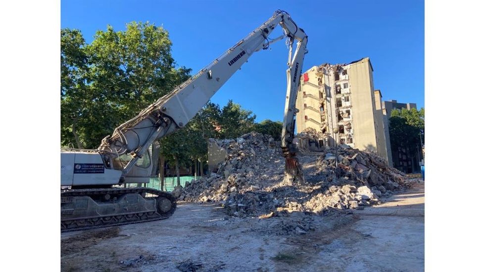 Imagen de los trabajos de derribo en el barrio de Sant Roc, en Badalona (Barcelona).