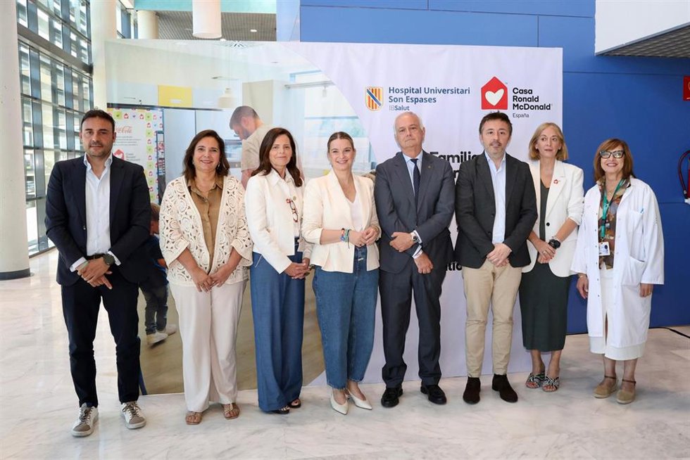 Autoridades y colaboradores de la Casa Ronald McDonald.