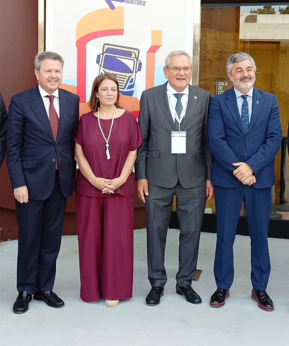 De izquierda a derecha: secretario de Estado de Transportes, José Antonio Santano, delegada del Gobierno en Asturias, Adriana Lastra, presidente de Asetra y CETM Asturias, Ovidio de la Roza,  y el consejero de Movilidad del Principado, Alejandro Calvo.