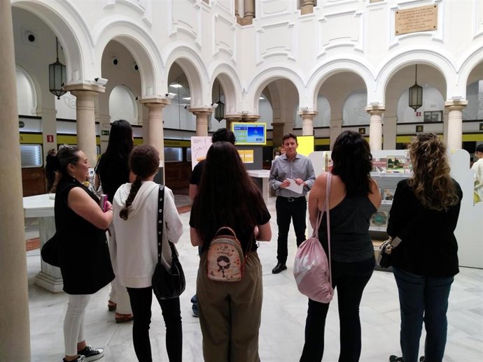 Imagen de archivo de las visitas guiadas en los centros de Correos en Sevilla.