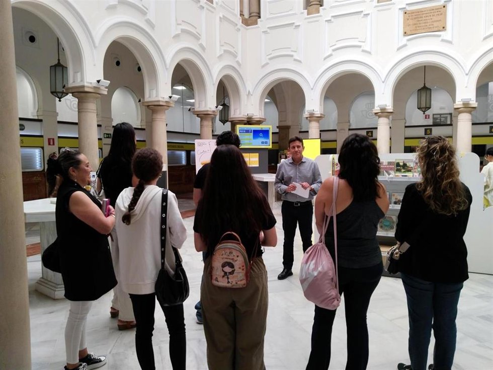Imagen de archivo de las visitas guiadas en los centros de Correos en Sevilla.