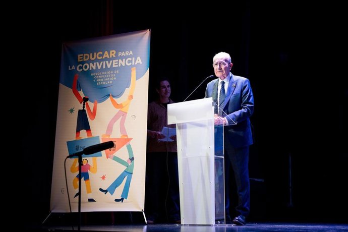 El alcalde de Málaga, Francisco de la Torre, en la entrega de diplomas al alumnado y profesorado que ha completado la formación en mediación escolar y resolución de conflictos a través del programa municipal 'Educar para la Convivencia'.