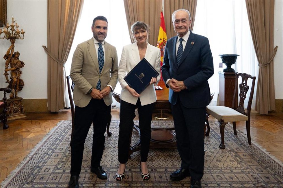 Firma del acuerdo del Ayuntamiento con Ouigo