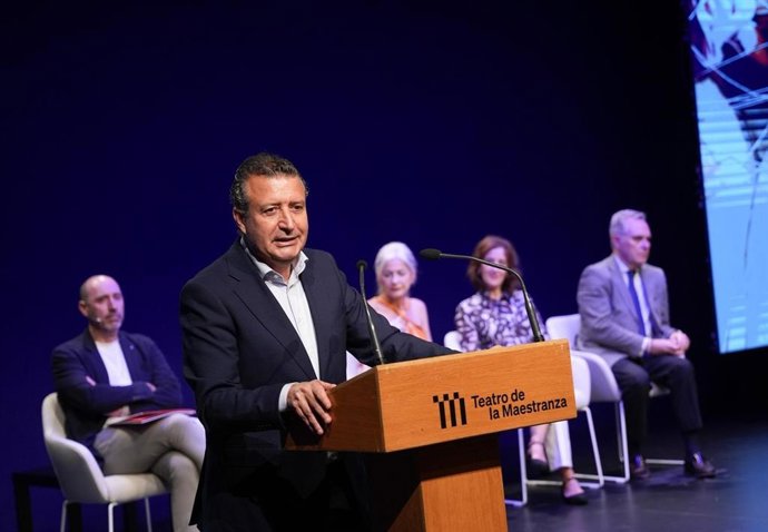El presidente de la Diputación, en la presentación de la nueva temporada del Maestranza.