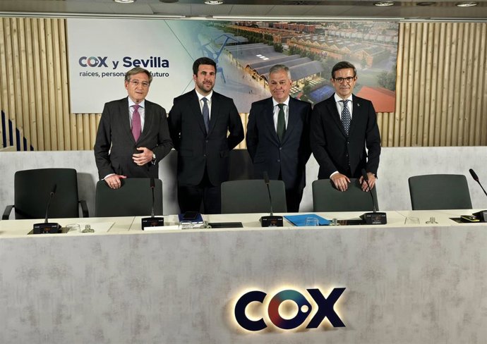 El consejero de Industria, Energía y Minas en funciones, Jorge Paradela; el alcalde de Sevilla, José Luis Sanz; el presidente de Cox, Enrique Riquelme, y el el presidente de la Autoridad Portuaria de Sevilla, Rafael Carmona.