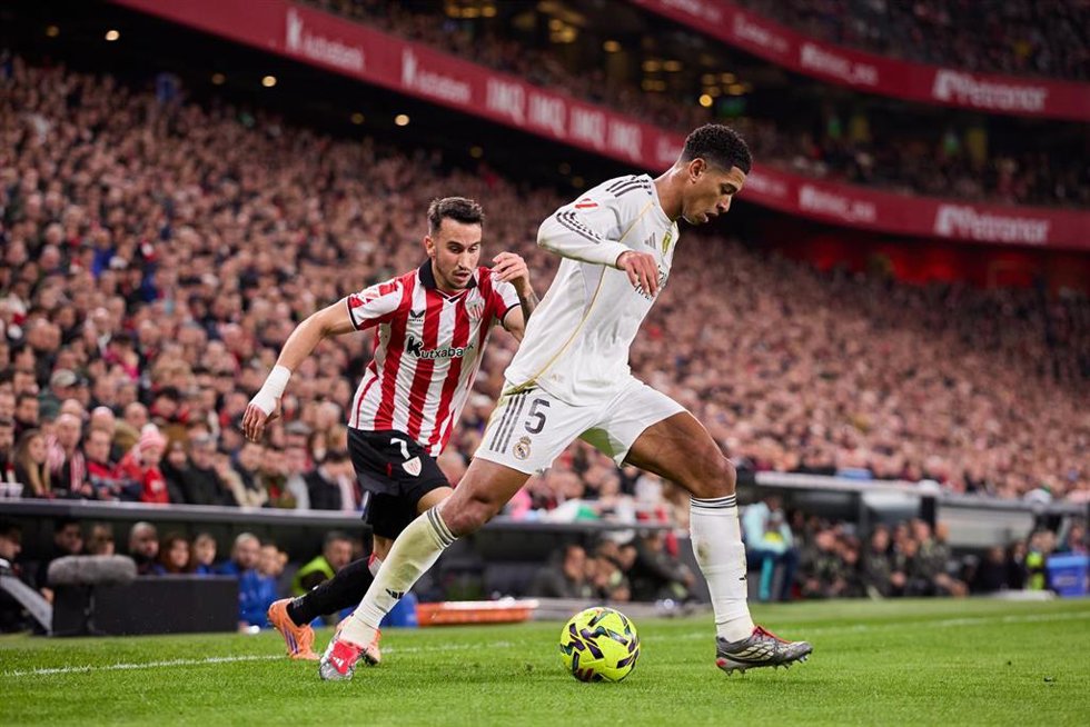 Archivo - El atacante del Athletic Club Alex Berenguer intenta robar el balón al centrocampista del Real Madrid Jude Bellingham en San Mamés, en LaLiga EA Sports 2025-26. 