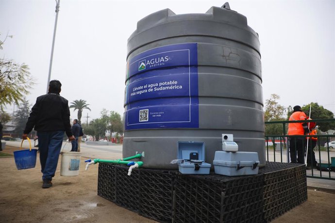 Santiago 1 de septiembre 2025. Fiscalizacion de la Superintendencia de Servicios Sanitarios por el estado del agua en los estanques habilitados como puntos de abastecimiento, en el marco del corte programado de suministro que afecta a seis comunas este