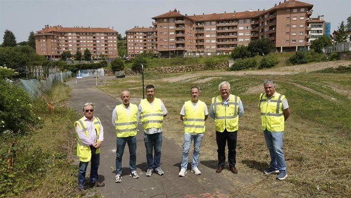 El alcalde de Siero, Ángel García, el concejal de Ordenación y Gestión Urbanística, Vivienda y Empleo, Javier Rodríguez, y el concejal de Deportes, Salud y Protección contra Incendios, Jesús Abad, durante su visita a las obras.