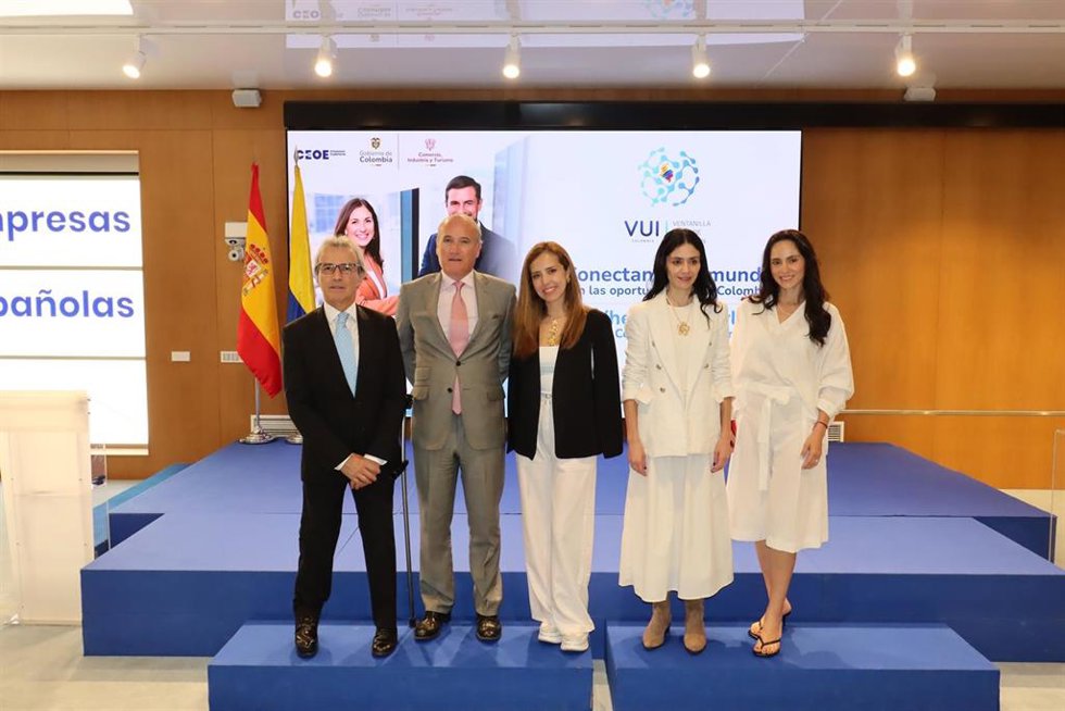Foto de familia de los participantes en la jornada para presentar la Ventanilla Única de Inversión (VUI) en la CEOE.
