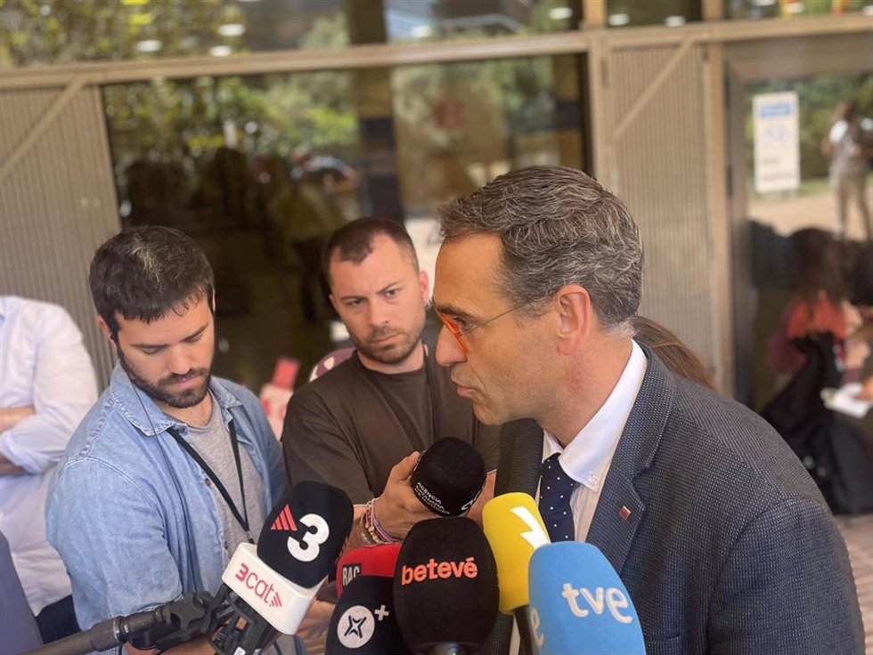 El secretario de Mejora Educativa de la Generalitat Ignasi Giménez, tras la reunión con los sindicatos