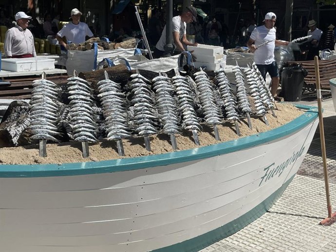 La plaza de Olavide se transforma en una playa malagueña para combatir la soledad no deseada.
