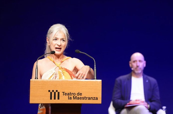 La consejera de Cultura y Deporte en funciones, Patricia del Pozo, interviene en el acto de presentación de la temporada 2026/27 del Maestranza, con el director del teatro, Javier Menéndez, al fondo.