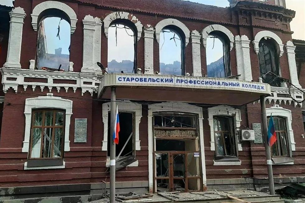 Edificio de la Universidad de Starobilsk tras ser alcanzado por proyectiles ucranianos.