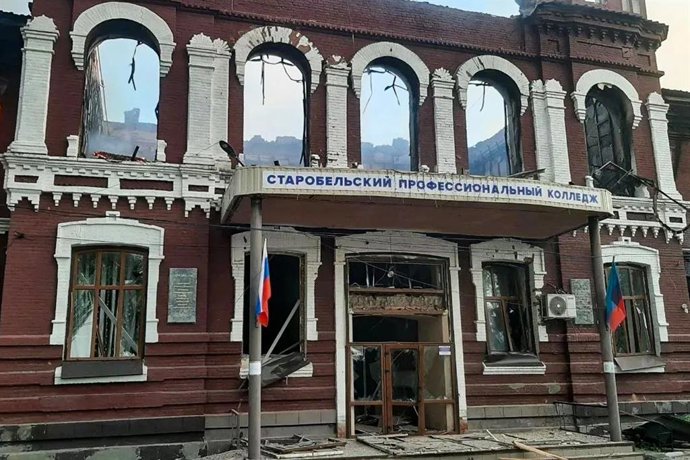 RÚSSIA, REPÚBLICA POPULAR DE LUGANSK – 22 DE MAIO DE 2026: O prédio da Escola Profissional de Starobelsk, subordinada à Universidade Pedagógica Estadual de Lugansk, sofreu graves danos em um ataque com drones ucranianos em Starobelsk, ao norte de Lugansk,