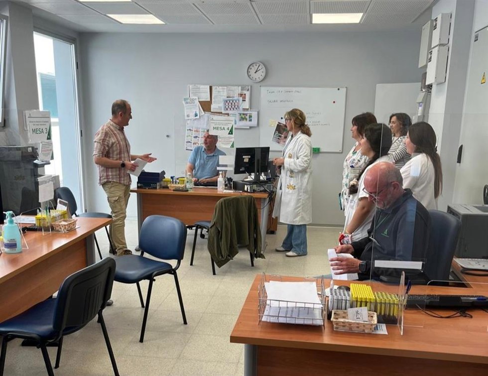 Profesionales sanitarios en un simulacro de agresiones en el centro de salud Ángel Salvatierra en El Puerto de Santa María