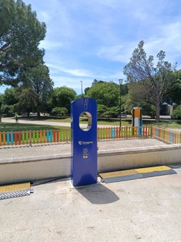 La ciudad refuerza su red de agua pública con tres dispensadores de agua fría y nuevas fuentes y nebulizadores.