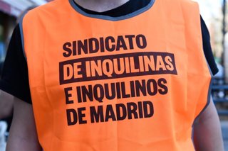 Archivo - Un voluntario del Sindicato de Inquilinas e Inquilinos.