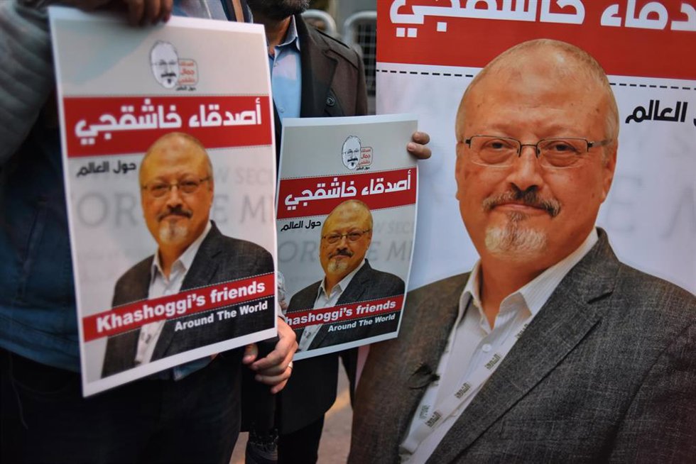 Archivo - Pancartas con el rostro del periodista saudí Yamal Jashogi, asesinado en el consulado de Arabia Saudí en Estambul en 2018