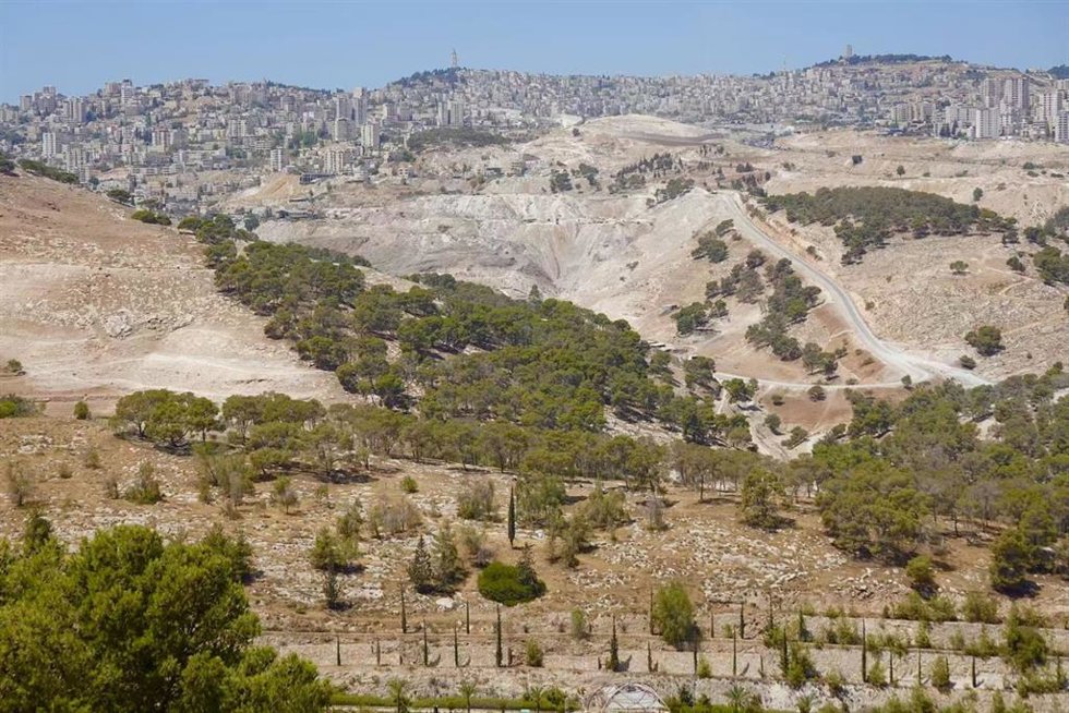 Archivo - El área E1 cerca del asentamiento israelí de Maale Adumim en Cisjordania, con Jerusalén visible a lo lejos