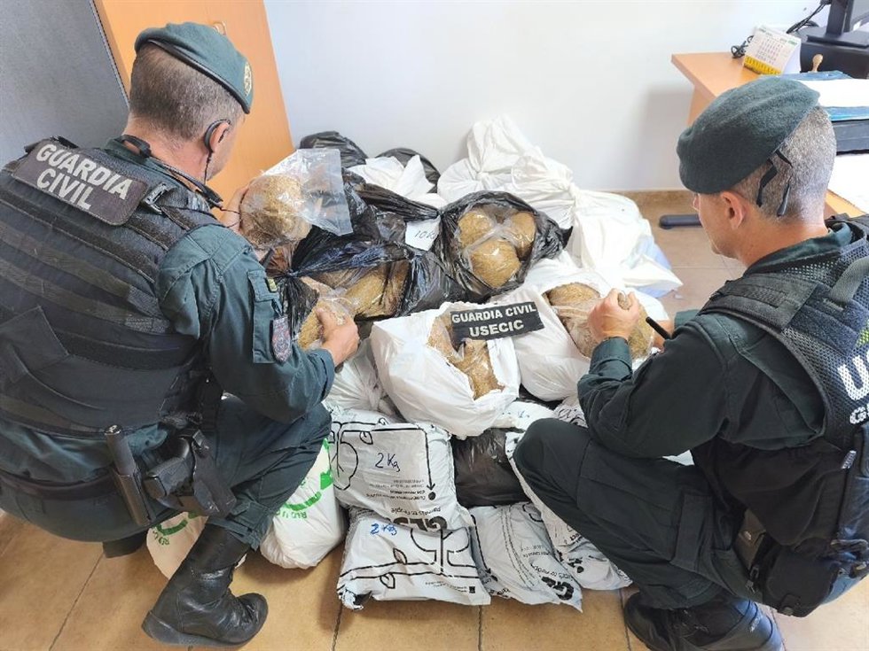 La Guardia Civil ha puesto a disposición judicial a una mujer de 47 años como presunta autora de un delito de contrabando de tabaco cuando circulaba por la localidad de Iznalloz (Granada) y fue interceptada con 156 kilos de este material.