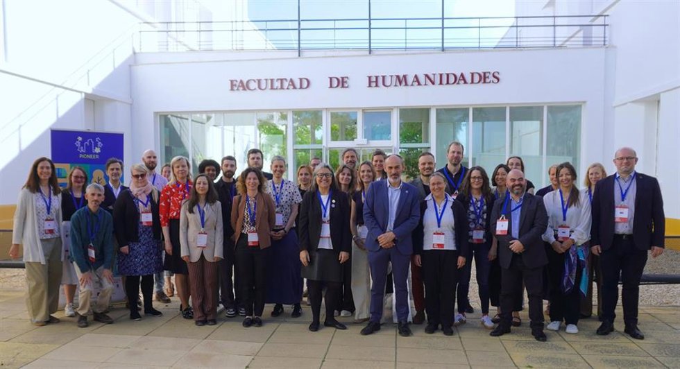 Foto de familia de uno de los proyectos de la Semana Internacional en la UHU.