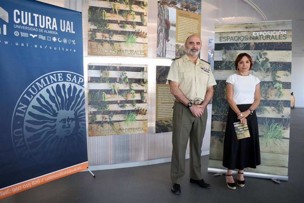 El subdelegado de Defensa, José Manuel Lupiani, y la vicerrectora de Cultura y Sociedad de la UAL, María del Mar Ruiz, durante la inauguración de la exposición.