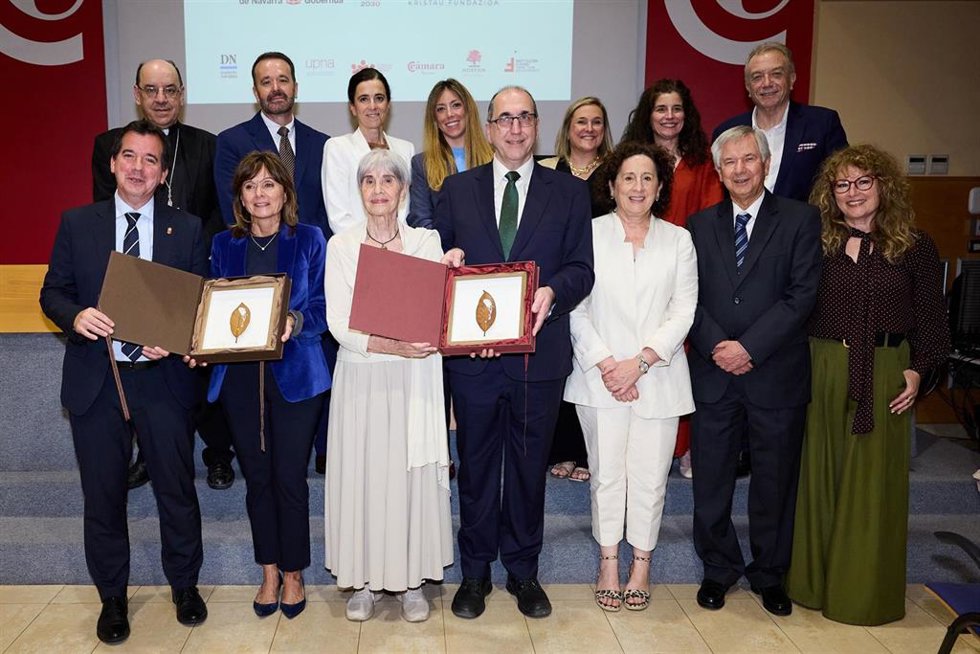 El consejero Irujo y la consejera Maeztu junto a los galardonados y los integrantes del jurado de los Premios Arizmendiarrieta.