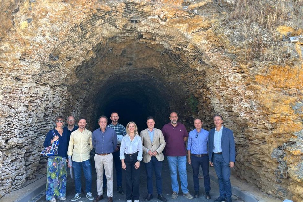La alcaldesa de Alcalá, en el centro, visita las obras del antiguo túnel ferroviario para su conversión en vía ciclista.