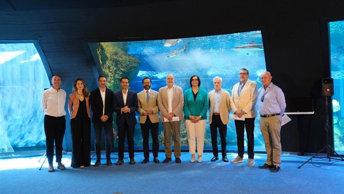 Intervinientes y representantes institucionales en el acto con motivo de la presentación del programa de actvidades en torno al décimo aniversario del BioDomo del Parque de las Ciencias de Granada.