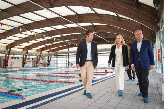 El alcalde de Sevilla, José Luis Sanz, y la delegada de deportes, María Tena, en una de las Piscinas municipales de Sevilla.