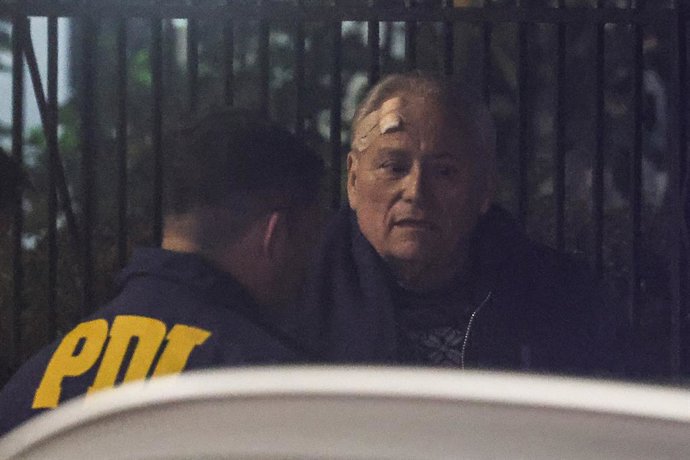 Santiago, 22 de mayo de 2026.  Turbazo a la casa del Ex Presidente del Tribunal Constitucional Ivan Arostica ubicado en Calle Gaspar Banda en San Miguel termina con un enfrentamiento a tiros con resultado de un delincuente muerto y 6 detenidos, ademas de