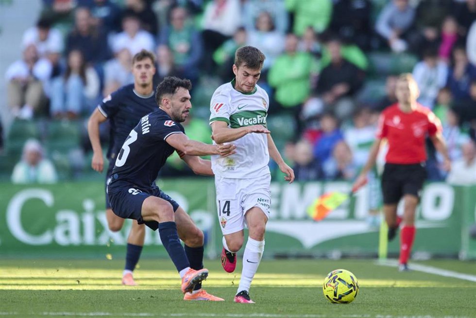 Archivo - Iván Martín y Aleix Febas pelean por un balón en el Elche CF-Girona FC de LaLiga EA Sports 25-26