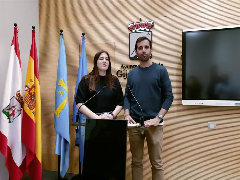 Archivo - La portavoz de Podemos en el Ayuntamiento de Gijón, Olaya Suárez, y el edil de IU Alejandro Farpón.