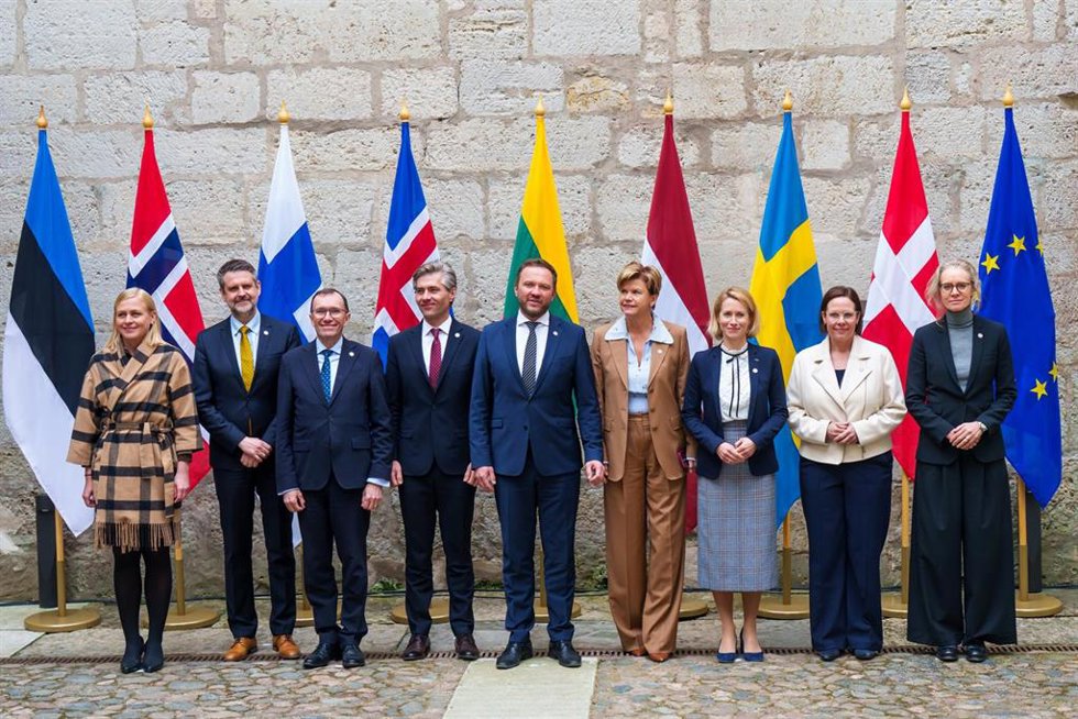 Los ministros de Exteriores de Estonia, Letonia, Lituania, Finlandia, Suecia, Noruega, Islandia y Dinamarca, junto a la Alta Representante de la UE para Política Exterior, Kaja Kallas, durante una reunión en Kuressaare (Estonia)