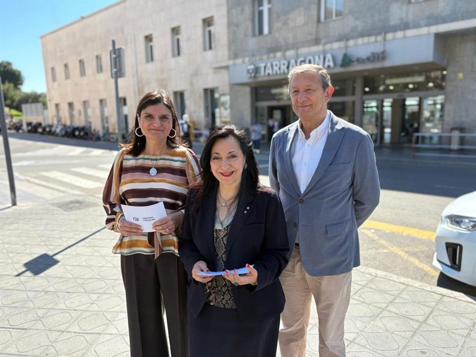 (I-D) La Presidenta Del PP De Tarragona, Maria Mercè Martorell; La Diputada Del PP El Congreso Elisa Vedrina, Y El Diputado En El Parlament Pere Lluís Huguet