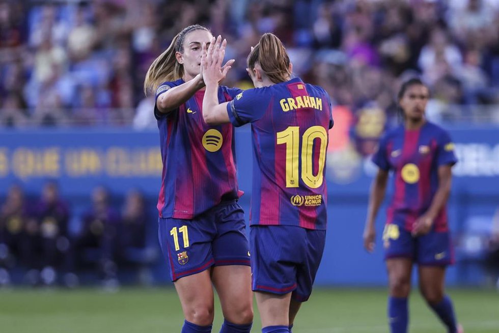 Archivo - Alexia Putellas celebra un gol con Caroline Graham Hansen durante un partido del Barça Femení