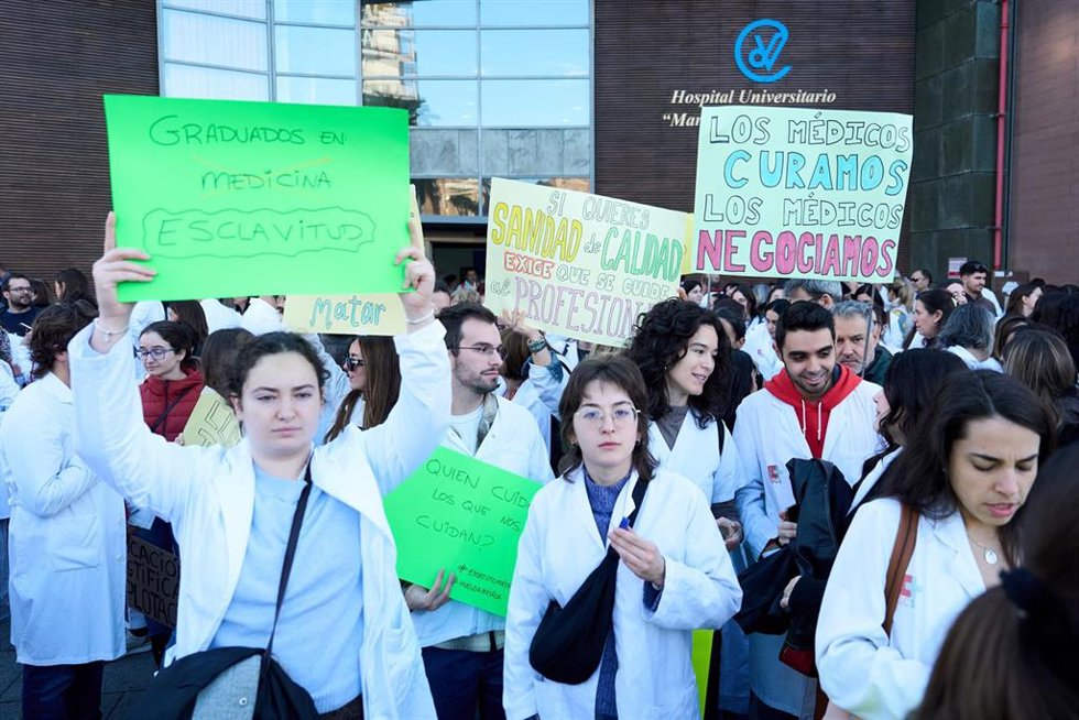 Archivo - Una concentración de médicos en Valdecilla.-ARCHIVO